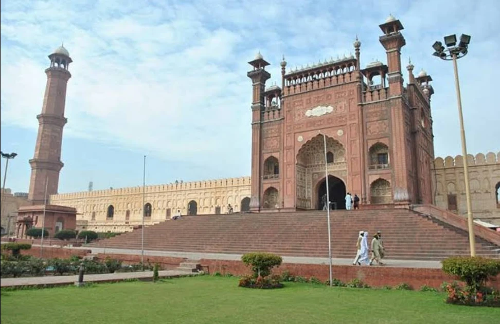 Badshahi Mosque, Lahore — photograph from a Konnect Yatra pilgrimage group